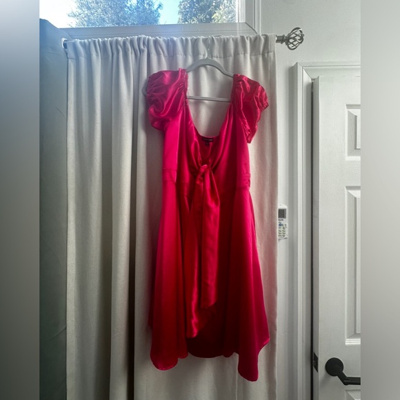 Plus Size Evianna Short Sleeve Satin Dress
- Fuchsia hot pink BARBIE - Picture 3 of 3